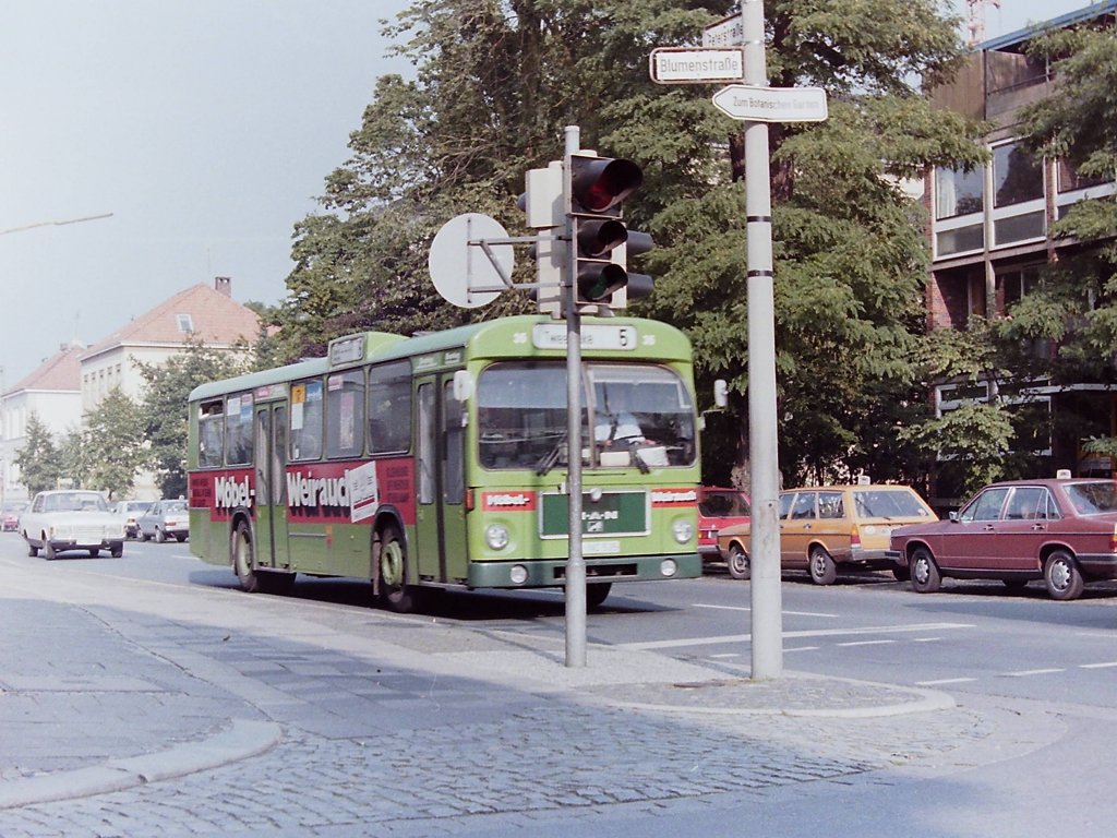Wagen 35, OL-NC 535, EZ: 1979. Wagen 35 war der erste MAN SL 200, der von Anfang an mit M�BEL-WEIRAUCH-Werbung eingesetzt war. Ab diesem Bus erhielten die  Weirauch-Busse  auch Frontwerbung. In diesem Fall noch einzeilig. Sp�ter stand der Schriftzug  M�BEL-WEIRAUCH  links und rechts neben dem K�hlergrill. Die Aufnahme zeigt den Bus am 29.09.84, w�hrend des Kramermarktumzuges in der Peterstra�e.