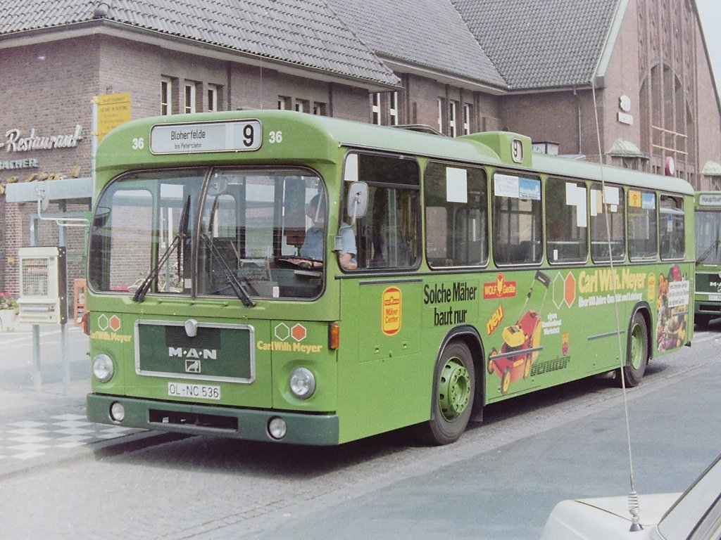 Wagen 36, OL-NC 536, EZ: 1979. Die Aufnahme zeigt den Bus im Juli 1984 am Hauptbahnhof mit der zweiten Version der Werbung f�r das Traditionskaufhaus CARL WILH. MEYER in der Haarenstra�e. 