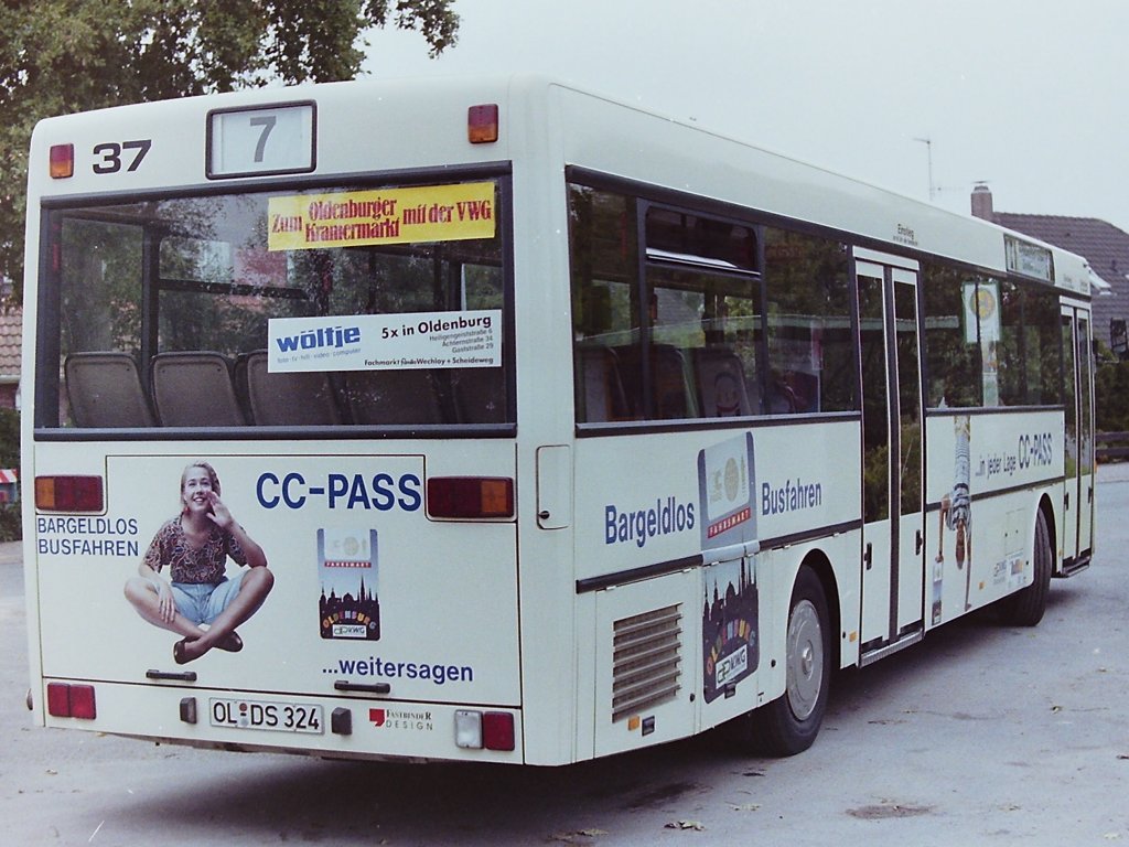 Wagen 37. ... gegen dieses junge, mit strahlend wei�en Z�hnen l�chelnde, M�dchen ausgetauscht. Allerdings war der Bus jetzt auch in eigener Sache unterwegs und warb f�r den neu eingef�hrten CC-Pass, mit dem das bargeldlose Bezahlen in Bussen m�glich war. 