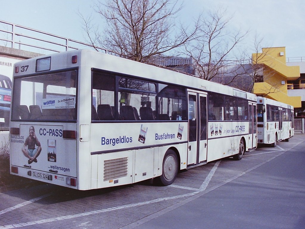Wagen 37. ... hier an der Reserveposition im Bundesbahnweg aufgenommen, sind sie verschwunden und auf dem Bus ist nur noch der CC-Pass in kleiner Ausf�hrung zu sehen. Die junge Dame ist aber geblieben ...