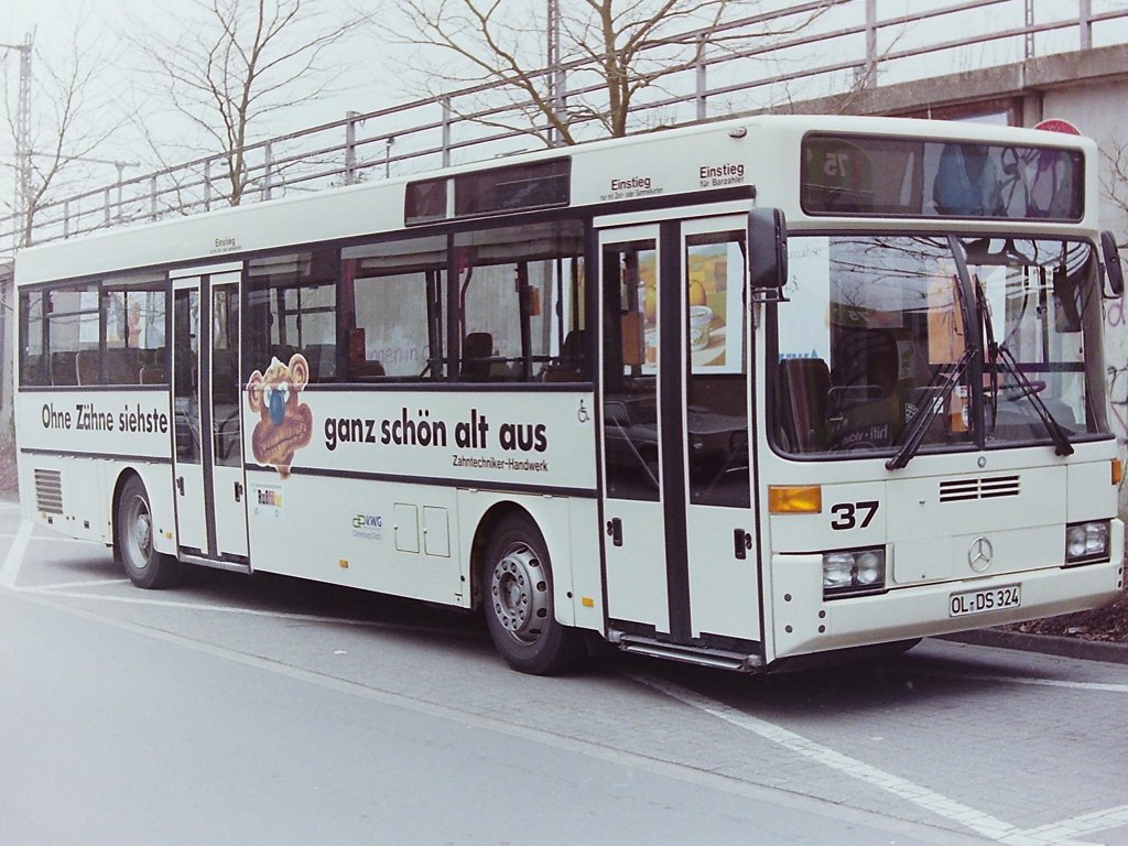 Wagen 37. ... musste man schon sehr genau hinsehen, um die Botschaft zu verstehen. Mit dem Slogan  Ohne Z�hne siehste ganz sch�n alt aus  warb hier das ZAHNTECHNIKER-HANDWERK f�r sich. Wagen 37 war ebenfalls mit einer Matrixanzeige ausgestattet.