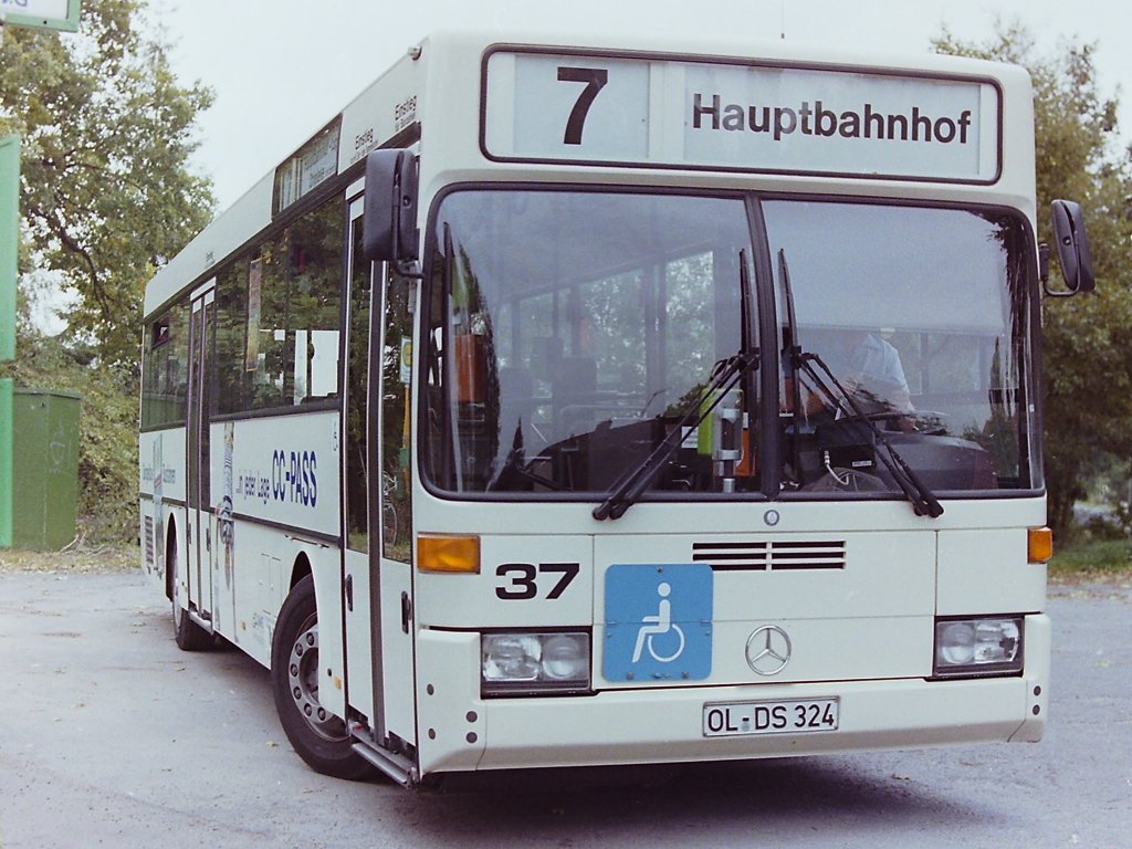 Wagen 37. Der Pass funktionierte nach dem Prepaid-Prinzip und sollte die Busfahrer weiter entlasten und nat�rlich das Busfahren attraktiver, weil einfacher machen. Diese Aufnahmen stammen vom September 1991 und ganz heimlich hatte man die Matrix- wieder gegen eine Rolltransparentanzeige getauscht.