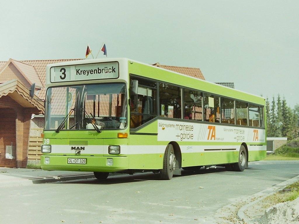 Wagen 39, OL-DT 326, Bj. 1990. Der Bus �bernahm mit der Werbung f�r MARINESSE & G�RICKE die Nachfolge von Wagen 48, Bj. 1980. Mit der Zulassung dieses zweiten SL 202 im Jahr 1990 stand das Verh�ltnis Daimler zu MAN jetzt bei 24 zu 6, zumindestens was die Fahrzeuge des Standardlinienbus Typ II betraf.