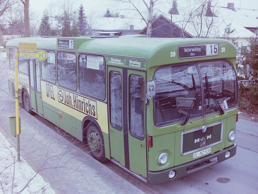 Wagen 39, OL-NC 539, EZ: 1979, aufgenommen am 14.02.83 an der Endstation der Linie 15 PATENTBUSCH im Schafj�ckenweg, mit seiner einzigen, durchgehend unver�nderten Werbung f�r OPEL HINRICHS. Das Autohaus befand sich an der Wilhelmshavener Heerstra�e zwischen Gebkenweg und Wei�enmoorstra�e. An dieser Stelle befindet sich heute immer noch ein kleines Gewerbegebiet.
