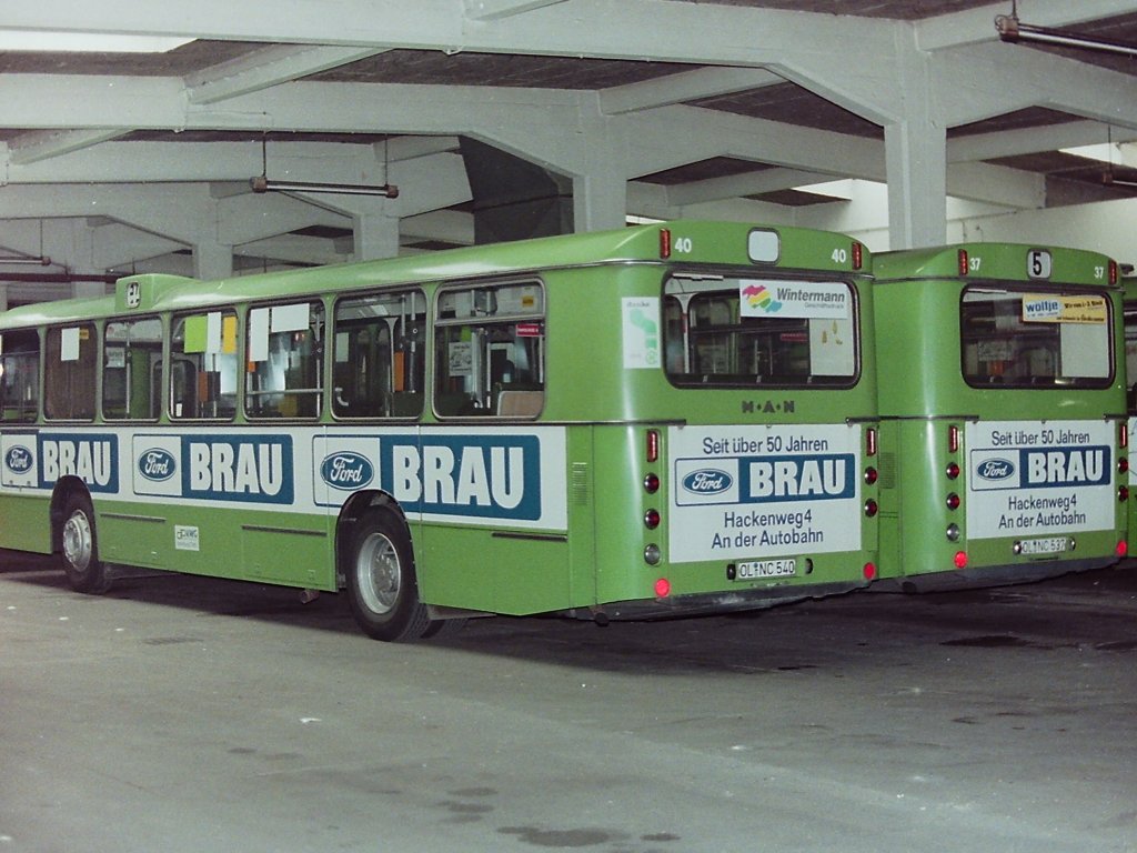 Wagen 40 und 37. Kurz vor ihrem Ausscheiden entstand im September 1989 noch diese Aufnahme der beiden Busse. Mittlerweile waren die Felgen aller Busse grunds�tzlich silber lackiert, um ein Austauschen untereinander zu erm�glichen. Zu diesem Zeitpunkt gab es bereits eine gewisse Anzahl ganzlackierter Busse, die nat�rlich nicht mal eben eine gr�ne Felge bekommen konnten.