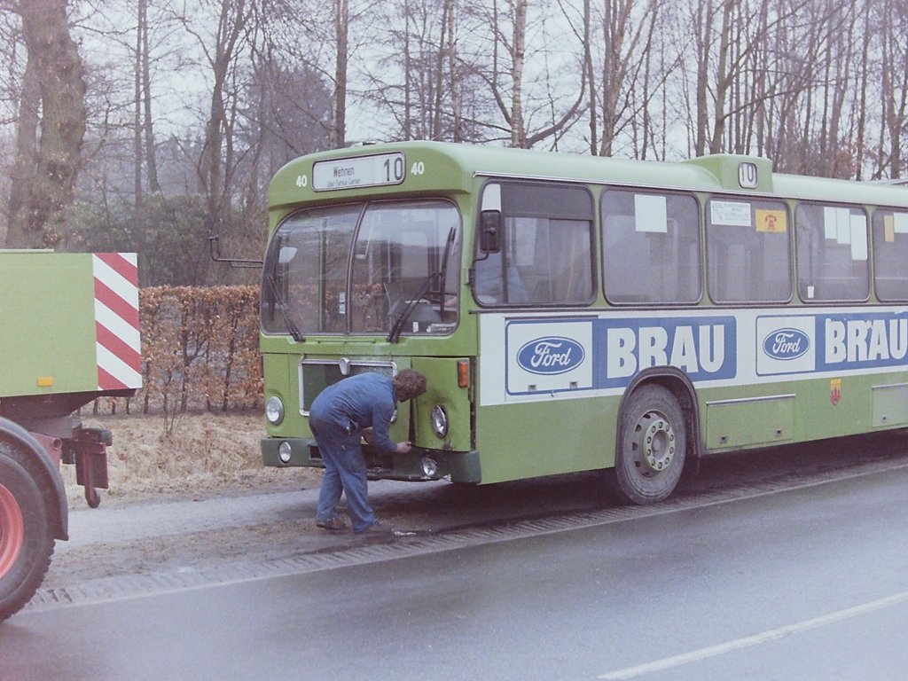 Wagen 40. Am 14.03.86 stie� der Bus auf der Linie 10 fahrend kurz vor Erreichen der Endstation WEHNEN mit einem PKW zusammen, der in die Kreuzung eingefahren war. Am Bus entstand erheblicher Schaden - der hellgr�ne K�hlergrill blieb ihm aber erspart.