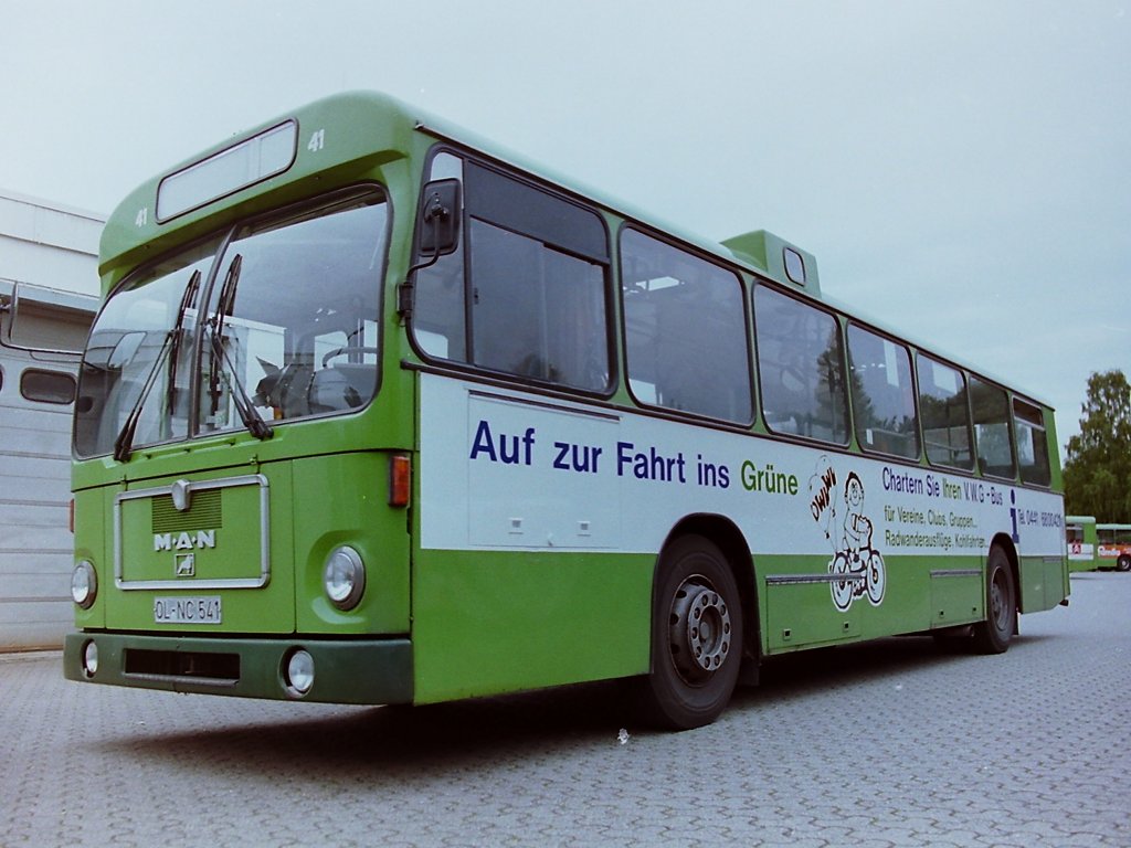 Wagen 41. Erst 1992, kurz vor dem Ausscheiden, entstand dieses Bild auf dem Betriebshof in der Alexanderstra�e. Der Bus trug zu diesem Zeitpunkt Eigenwerbung f�r die VWG.