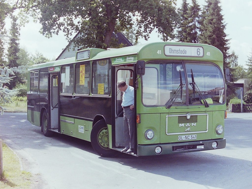 Wagen 41. Zur�ck zu Wagen 41, denn da staunte der eine oder andere Busfahrer schon : Schwarze Grundierungen waren eher selten geworden und das Busse ohne fertige Werbung auf Linie gingen, kam auch nicht so h�ufig vor. Die Aufnahme zeigt den Bus mit unbekanntem Datum 1989 an der Endstation der Linie 6 in der THOMASBURG. Von der darauf folgenden Werbung f�r RIPKEN & RIPKEN liegt mir leider kein Foto vor.