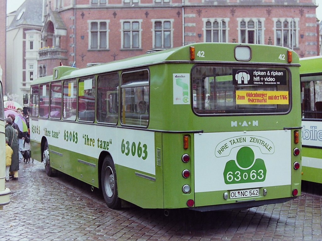 Wagen 42, ... bereits Anfang 1991 pr�sentierte die VWG den MAN SL 200, im Rahmen einer Ausstellung zur Entwicklung des Personennahverkehrs in Oldenburg, auf dem Marktplatz zwischen einem alten Eigenbau von Theodor Pekol aus den 50ziger Jahren und Wagen 32, einem Daimler Benz O 405, Baujahr 1990. Kurioserweise hatte die VWG mit Wagen 42 ausgerechnet einen Bus ausgew�hlt, der mit IHRE TAXEN ZENTRALE 63063, f�r ein junges Taxiunternehmen warb, also ebenfalls f�r ein Unternehmen im �ffentlichen Personennahverkehr. 
