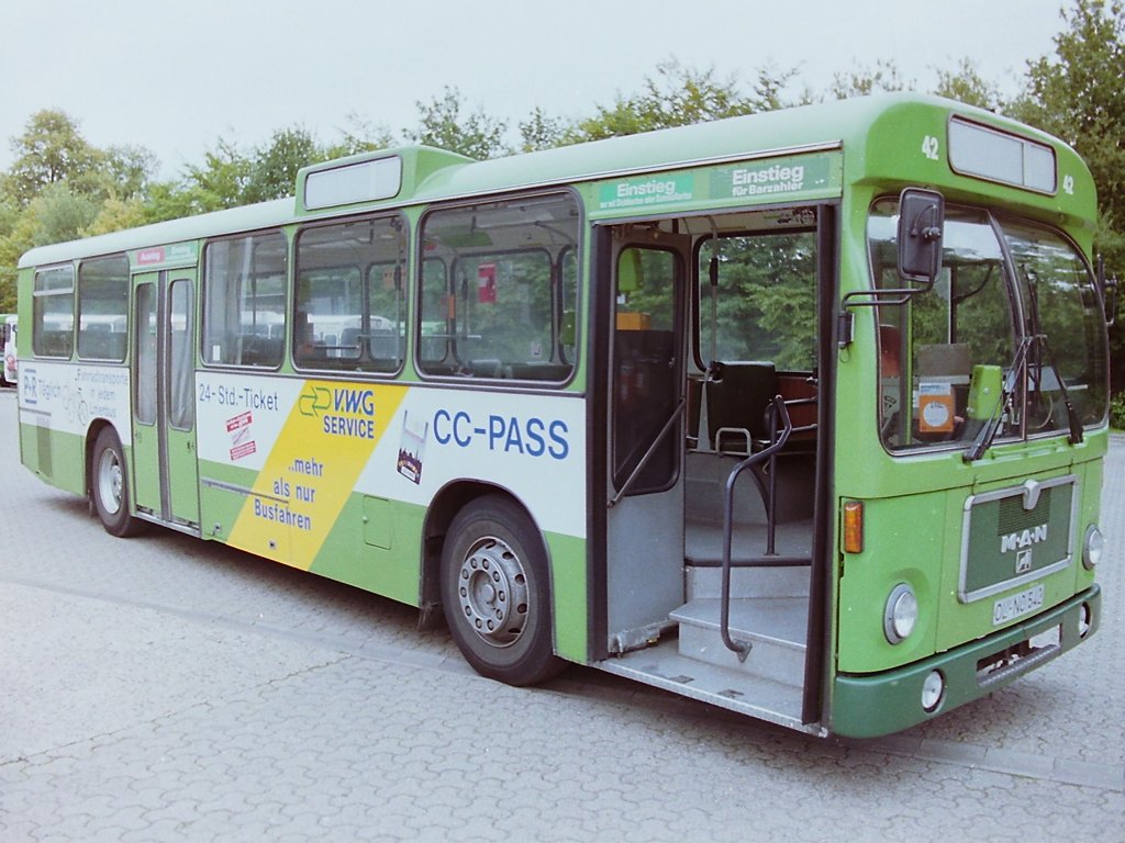 Wagen 42. Aber auch diese Werbung trug der Bus nur �bergangsweise. Im Jahr 1992 war der Bus ebenso wie Wagen 41 mit Eigenwerbung f�r die VWG im Einsatz.