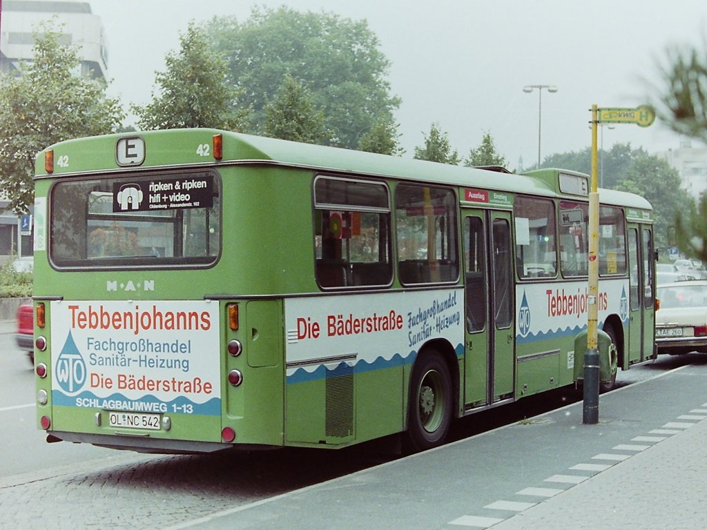 Wagen 42. Ebenfalls 1989 erhielt Wagen 42 neue Werbung. Die Aufnahme zeigt ihn im September dieses Jahres auf der Reserveposition am Stadtmuseum West. Allerdings trug er diese Lackierung nicht lange, denn ...