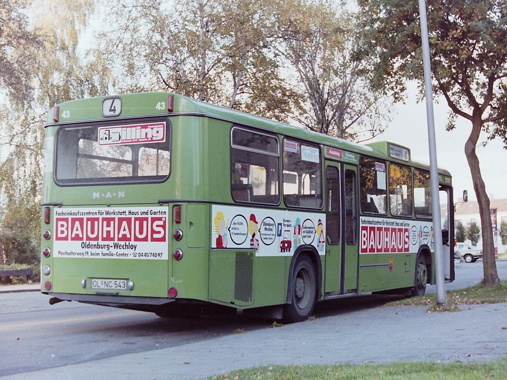 Wagen 43, ... w�hrend auf diesem Bild, dass den Bus aus derselben Perspektive zeigt, aufgenommen nur drei Monate sp�ter im Oktober 1984 an der Endstation der Linie 4 RENNPLATZ, deutliche Unterschiede zu sehen sind. Die Folie auf der Heckklappe ist nur schmal aufgebracht, die hintere rechte Wartungsklappe freigelassen, und nun sind vier Figuren und nur noch ein Fahrzeug auf der hinteren Fl�che zu erkennen. Auf diese Weise wechselten die Busse mehrfach im Jahr ihr Aussehen, von den meisten Fahrg�sten nat�rlich unbemerkt. 1989 gab BAUHAUS die Busse ab.