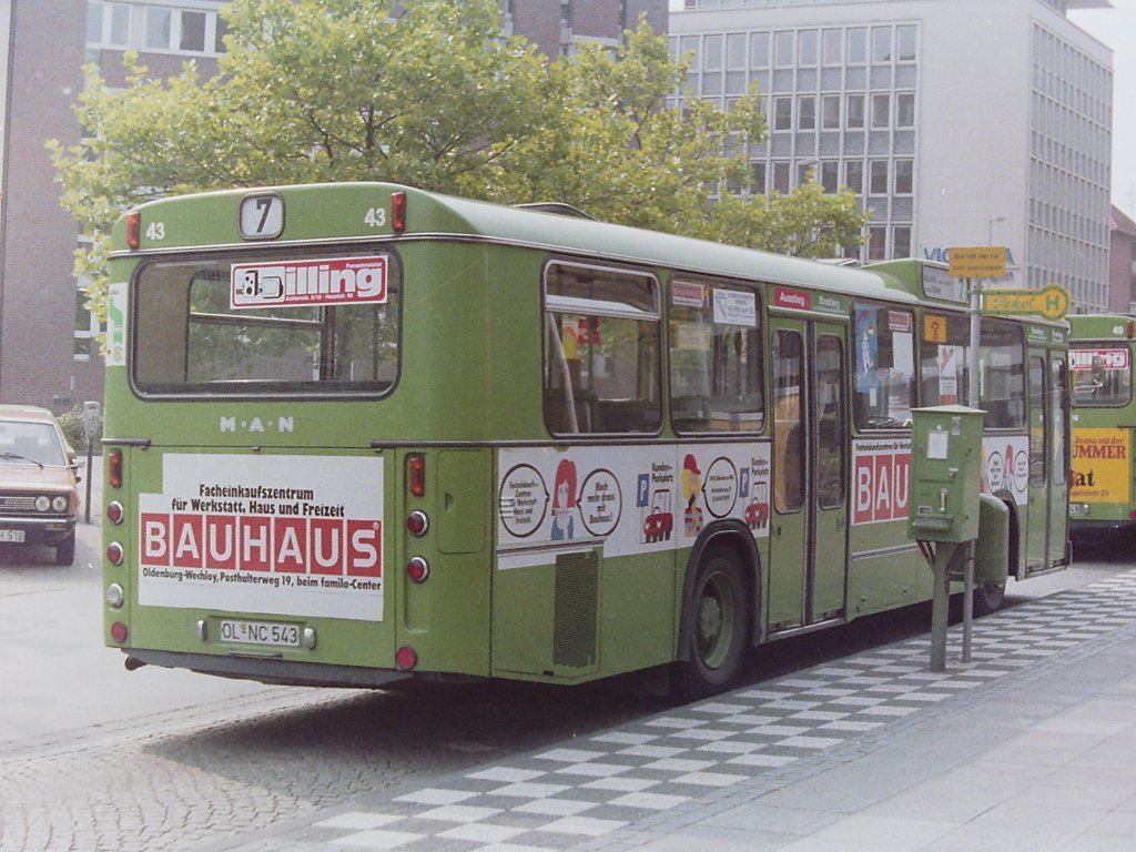 Wagen 43, ... wie die folgenden Bilder belegen sollen. Auf diesem Foto, aufgenommen im Juli 1984, steht der Bus mit fehlenden Folienteilen am Hauptbahnhof. Die Heckklappe ist bis nach unten beklebt, aber die Folie bereits besch�digt. Die rechte hintere Wartungsklappe ist teilweise mitbeklebt und unter dem letzten Fenster fehlt ebenfalls ein Teil der Folie. Auf dem hinteren Teil der Werbefl�che, sind zwei Figuren und zwei Fahrzeuge abgebildet, ...