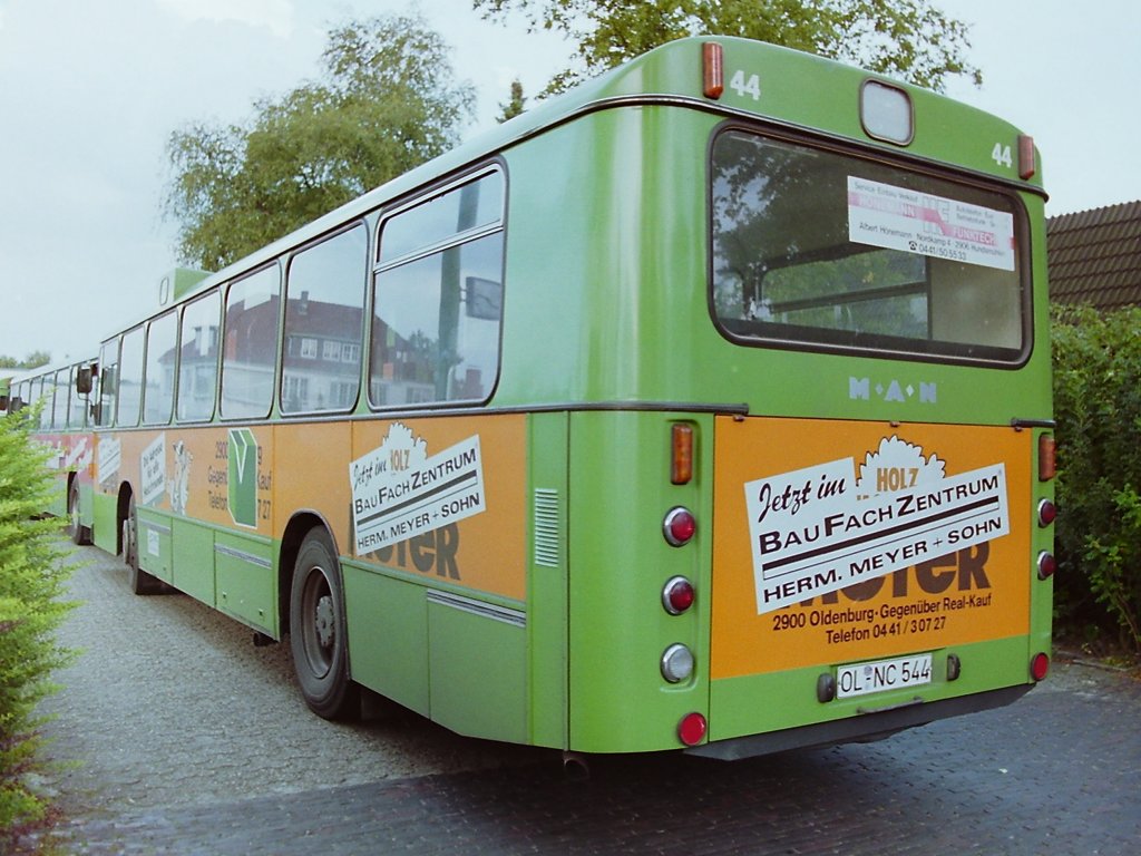 Wagen 44. Nach der Zusammenlegung der Firma mit dem Bausstoffhandel HERM. MEYER & SOHN wurde die Werbung auf Wagen 44 entsprechend angepasst. Auf den letzten Dr�cker, bevor der Bus ausschied, entstand dieses Bild 1992 in der Auffahrt zum Betriebsgel�nde Alexanderstra�e.