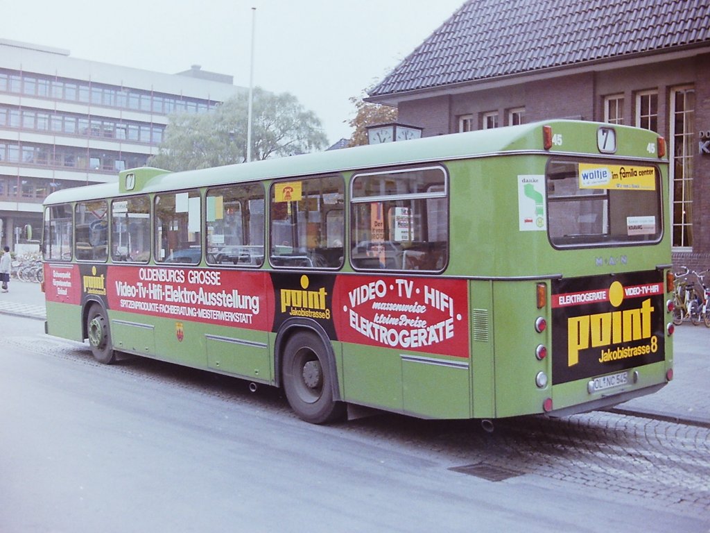 Wagen 45. Nach drei Jahren gab MERCATUS die Busse auf. W�hrend Wagen 165 WEIRAUCH-Werbung erhielt, �bernahm der Elektronikhandel POINT in der Jakobistra�e Wagen 45 und 50. Aber mit unterschiedlich gestalteter Werbung. Wie auf diesem Bild aus Oktober 1983 zu sehen ist, war Wagen 45 in rot und schwarz gehalten. Wagen 50 erhielt dagegen eine wei�e Grundierung.