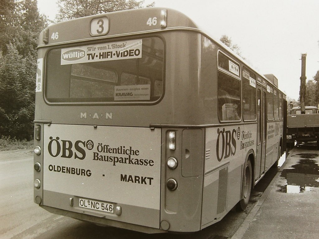 Wagen 46, OL-NC 546, EZ: 1980. Nachdem nun einige �BS-Busse in Farbe pr�sentiert sind, hier mal ein s/w-Foto. Es zeigt den Bus am 05.10.81 auf der Linie 3, an der stadteinw�rts gelegenen Haltestelle FLUGHAFEN. 