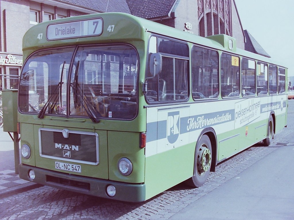 Wagen 47, OL-NC 547, EZ: 1980. Die grau-wei�e, irgendwie seri�s wirkende Werbung f�r PIEKSEN & KOHLMEYER, hatte etwas klassisches und h�tte durchaus auch aus den 60er Jahren stammen k�nnen. Die Aufnahme zeigt den Bus am 07.03.83 am Hauptbahnhof. 
