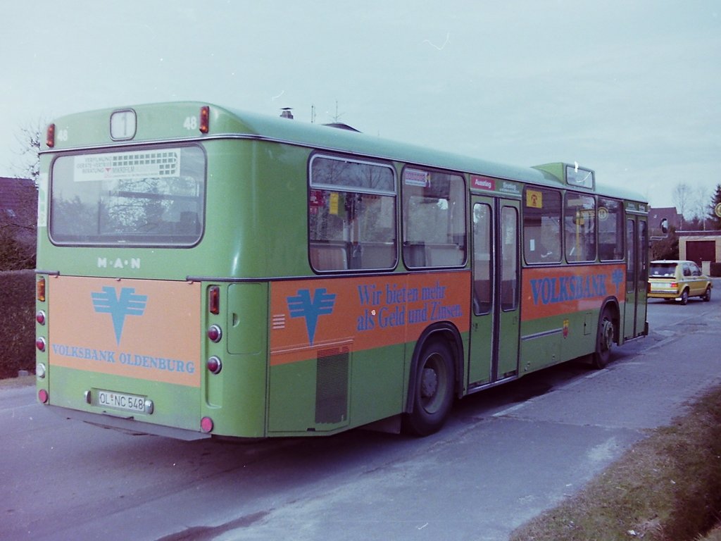 Wagen 48, ... denn bereits im M�rz 1983 war der Bus schon mit VOLKSBANK-Werbung unterwegs, um die Ausserdienststellungen von Wagen 129 und 132 auszugleichen. Die Aufnahme entstand wie so viele meiner Bilder an der Endstation der Linie 1 AM STADTRAND. Weil ich im Stadtnorden gewohnt habe und immer noch wohne, war es einfach praktisch mit dem Bus zur n�chstgelegenen Endstation zu fahren und dort die fehlenden Bilder in Ruhe machen zu k�nnen. Da unsere Stra�e an den Linien 1 und 14 lag, waren dies eben oft AM STADTRAND oder OFENERDIEK. 
