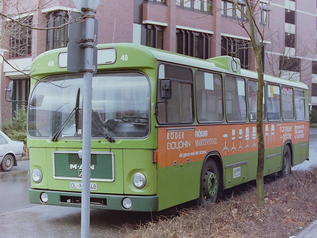 Wagen 48. Auch der Abstellplatz f�r die Reservebusse im Bundesbahnweg bot sich f�r kleine Abstecher vom Stadtmuseum oder Hauptbahnhof an. Hier steht der Bus im November 1987 mit seiner dritten Werbung f�r den B�roausstatter MARINESSE & G�RICKE.