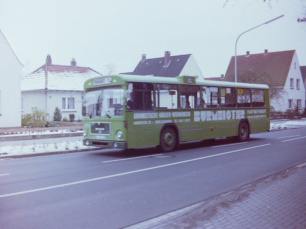 Wagen 48, OL-NC 548, EZ: 1980. Ohne Grundierung der Werbefl�che, so wie bei Wagen 36 ein Jahr zuvor, pr�sentierte sich die Firma BURMEISTER-Immobilien auf Wagen 48. Lediglich die wei�e Beschriftung wurde aufgebracht. Die Aufnahme vom 17.02.83 zeigt den Bus auf dem Scheideweg, kurz vor der Kreuzung B�rgerbuschweg. Gerade noch rechtzeitig, ...