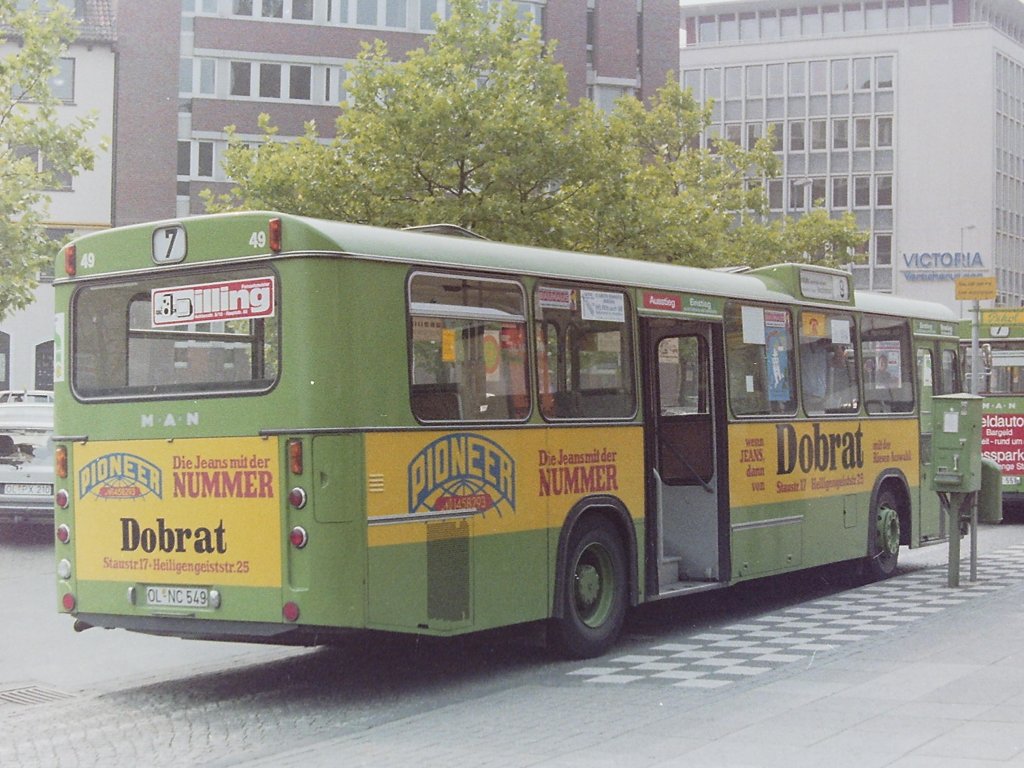 Wagen 49, ... zeige den Bus deshalb hier auch von der anderen Seite. Beide Bilder entstanden im Juli 1984 am Hauptbahnhof.