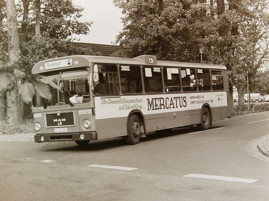 Wagen 50, OL-NC 550, EZ: 1980. Diese Aufnahme ist eines der ersten Bilder, die ich gemacht habe, nachdem ich begonnen hatte mich f�r die Busse meiner Heimatstadt zu interessieren. Der Zwilling von Wagen 45 biegt hier am 09.10.81 aus dem Stubbenweg kommend in die Wei�enmoorstra�e ab. Die OVB Pekol hatten die Linie 4 bis zum REAL-KAUF-Markt in Etzhorn verl�ngert. Die Streckenf�hrung wurde aber sp�ter wieder eingestellt.
