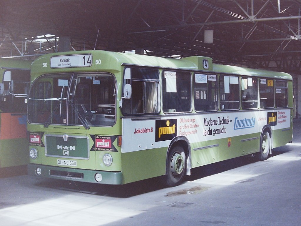 Wagen 50. Sechs Monate sp�ter, am 27.04.84, entstand diese Aufnahme in der Fahrzeughalle des Betriebshofes. Deutlich zu erkennen : die Werbung wurde mittlerweile um Elemente an der Fahrzeugfront erg�nzt. Dieselbe Ver�nderung wurde auch an Wagen 45 durchgef�hrt. Das Zielschild auf diesem Bild passt nat�rlich nicht zur Linienkennzeichnung. Die  14  f�hrte niemals nach Wahnbek.