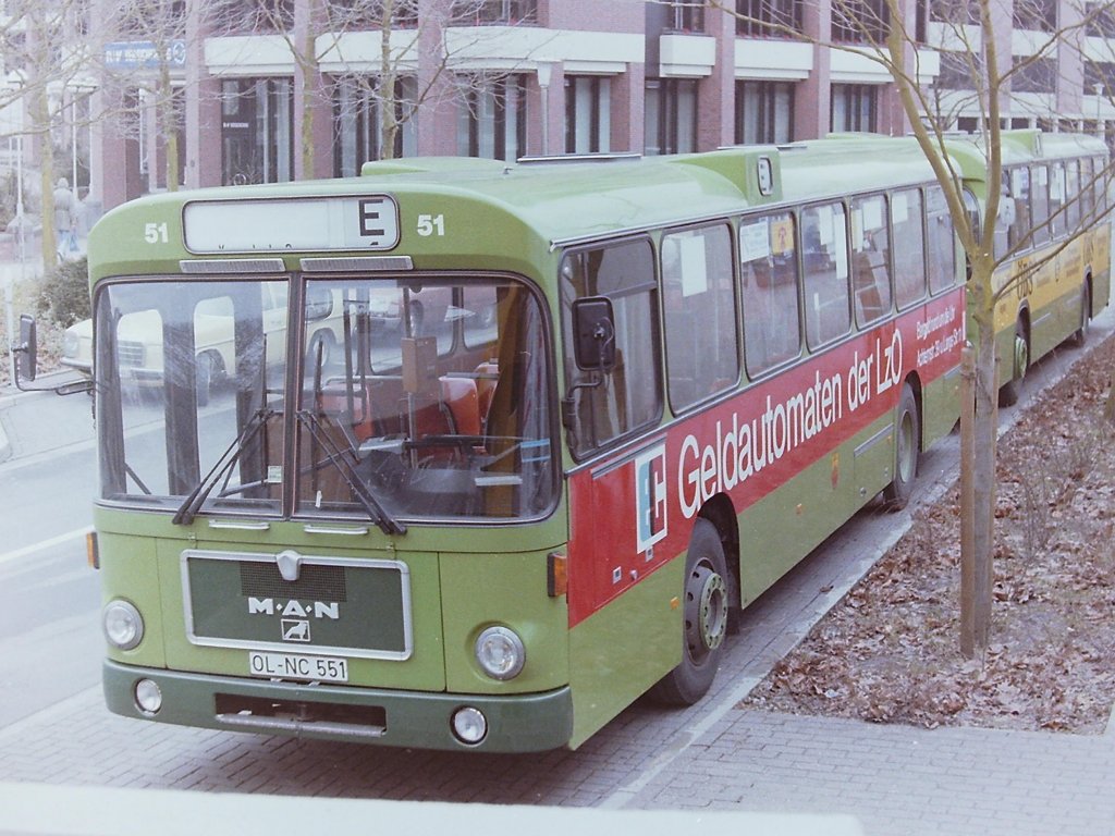 Wagen 51. Es blieb nat�rlich nicht bei einem Geldautomaten. Auch in der Achternstra�e war irgendwann ein Ger�t aufgestellt und so wurde auch die Werbung an Wagen 51 aktualisiert. Man muss aber schon genau hinsehen, in diesem Fall, irgendwann zum Jahreswechsel 1984/85 im Bundesbahnweg.
