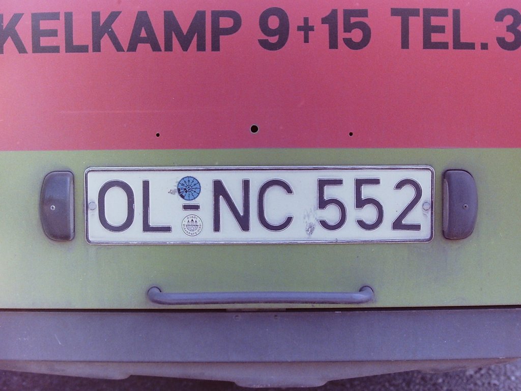 Wagen 52, ... was uns Gelegenheit bietet, einen genaueren Blick auf das Heck, bzw. die Motorklappe zu werfen. Eigentlich hatte MAN n�hmlich andere, �ber dem Nummernschild angebrachte Kennzeichenbeleuchtungen vorgesehen. Die wurden aber von den OVB Pekol gegen die bew�hrten Modelle links und rechts vom Kennzeichen ausgetauscht. �brig blieben drei L�cher ! Das Bild stammt aus dem April 1984. 