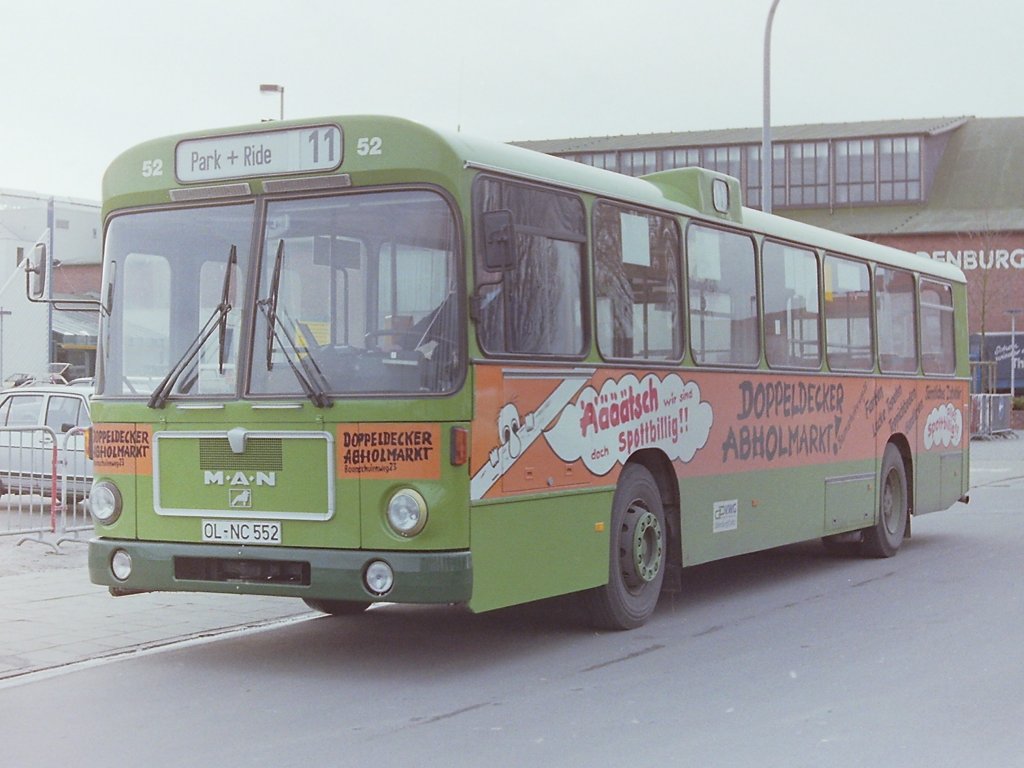 Wagen 52. Diese Aufnahme, entstanden w�hrend des Park & Ride-Einsatzes in der Vorweihnachtszeit 1987, zeigt neben der Tatsache, dass der Bus mittlerweile auch einen hellgr�nen K�hlergrill trug, die neue Formulierung der Werbeaussage. Jetzt hie� es  nur noch  :  A���tsch, wir sind doch spottbillig !! 
