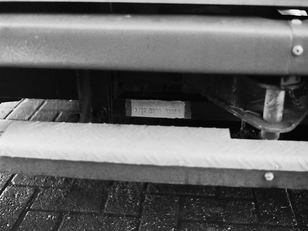 Wagen 54. Diese Aufnahme, ebenfalls aus dem Dezember 1981 zeigt, wo bei den MAN-Bussen die Fahrgestellnummer in den Rahmen eingeschlagen wurde. W�hrend bei den Bussen von DB immer ein Blick ins Wageninnere auf das Typenschild notwendig war, lie� sich bei den MAN ohne weiteres von Au�en die FIN ablesen. Die begann �brigens trotz der Typenbezeichnung SL 200 und der St�LB-Front, immer noch mit der Kombination  192 , basierend auf der alten Typenbezeichnung des SL 192.