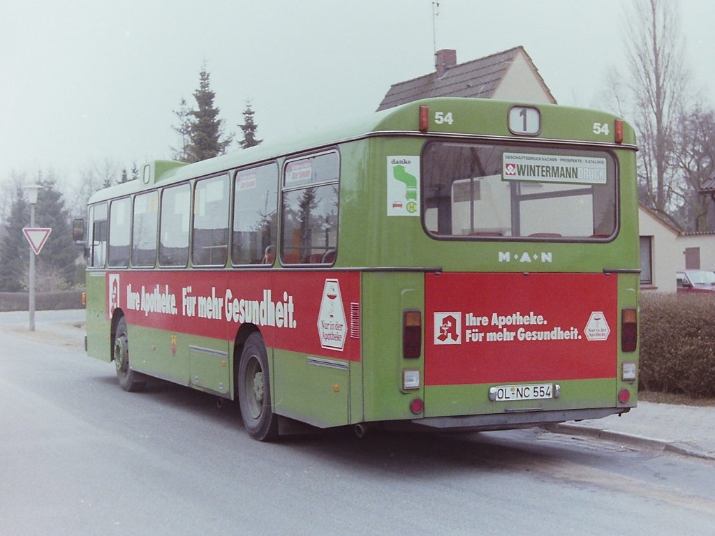 Wagen 54. Knapp zwei Jahre sp�ter trug der Bus schon wieder neue Werbung. Diesmal f�r die Apotheken in Oldenburg. Die Aufnahme entstand Ende 1984 an der Endstation der Linie 1 AM STADTRAND.