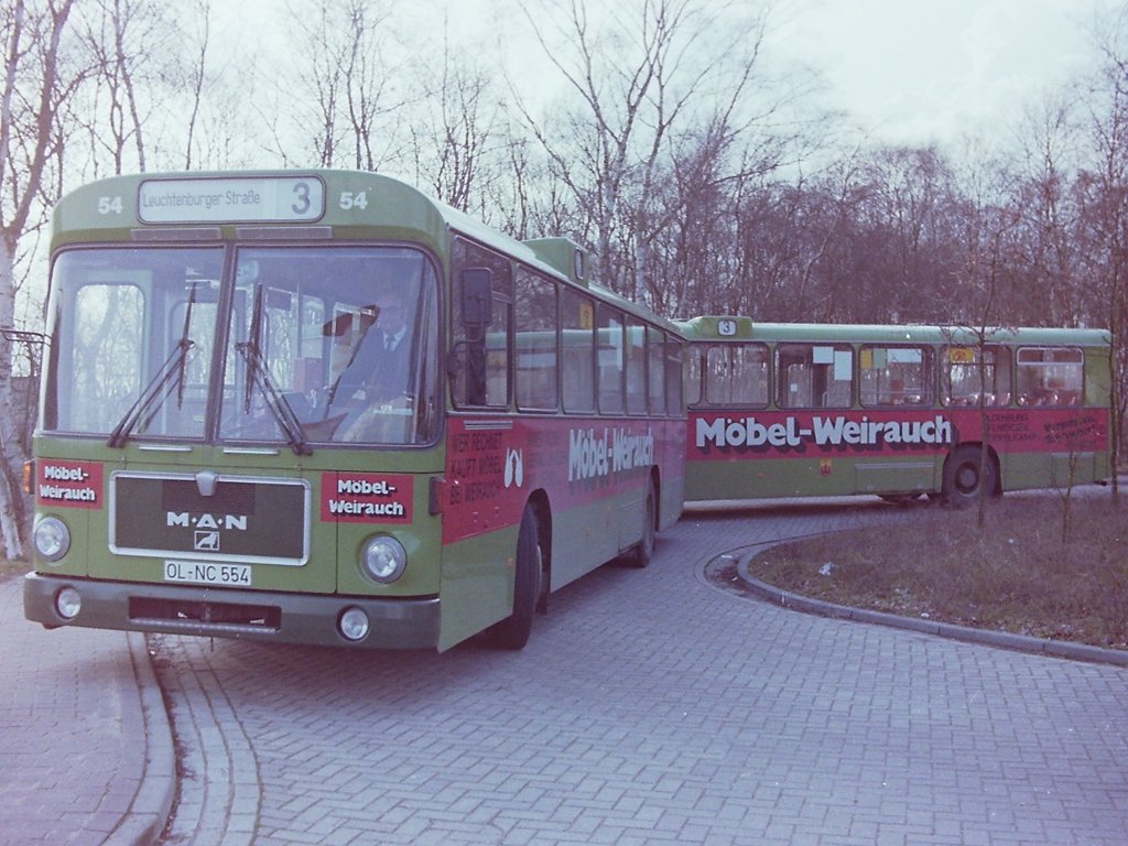 Wagen 54. Mit der Werbung f�r WEBAU war der Bus so kurz im Einsatz, dass es mir nicht mehr gelang ein Farbfoto zu schie�en. Danach reihte sich der Bus als achtes Fahrzeug in die WEIRAUCH-Flotte ein. Hier steht er am 30.03.83, vor seinem jetzigen Zwilling Wagen 52, in der Wendeschleife der Endstation der Linie 3 in KREYENBR�CK. 