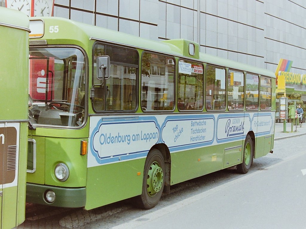Wagen 55. Drei Jahre sp�ter warb der Bus nur noch f�r das Haus BRANDT. Wie auf dem Foto zu sehen, wurde der Hinweis Betten GRASHORN entfernt. Dieselben �nderungen wurden nat�rlich auch auf dem Heck und der T�rseite vorgenommen.