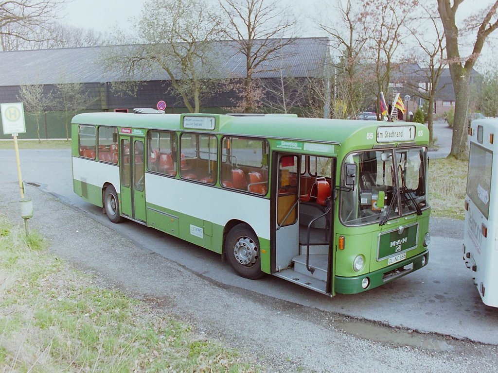 Wagen 55. Im April 1993, zum Ende seiner Dienstzeit fuhr er ohne Werbung, hier aufgenommen in der Wendeschleife der Linie 1 in EVERSTEN. 2009 entdeckte ich den Bus im Internet, wo er zum Verkauf angeboten wurde. Der damalige Besitzer hatte seine Pl�ne den Bus zum Wohnmobil auszubauen aufgegeben. Auf Nachfrage erhielt ich die Auskunft, der Bus werde demn�chst in S�ddeutschland zur Imbissbude ausgebaut. Der jetzige Besitzer ist meines Wissens, der mittlerweile durch die Medien bekannt gewordene Ex-Broker Thomas Brau�e. Der Bus steht heute als W�rstchenbude in der B�rsenmetropole Frankfurt.