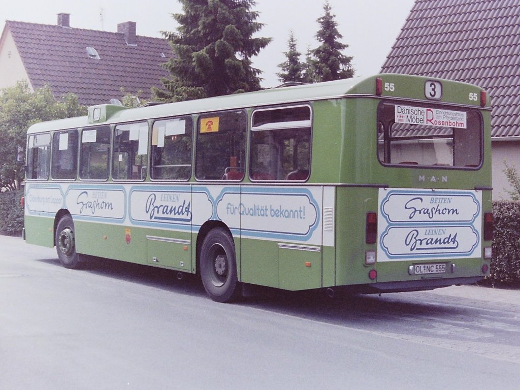 Wagen 55, OL-NC 555, EZ: 1981. Im Schnitt waren die Busse der OVB Pekol 10 Jahre im Einsatz, bevor sie ausgemustert wurden. Wagen 55 war, was seine Beschriftung betrifft, Ersatz f�r den 1970 in Dienst gestellten MAN 750-HO SL, mit der Wagennummer 109. Ich kann mich zwar noch gut an diesen Bus erinnern, nur leider konnte ich keine Fotos mehr machen. Diese Aufnahme zeigt den Bus mit der GRASHORN & BRANDT-Werbung im Juni 1984 an der Endstation der Linie 3 LEUCHTENBURGER STRA�E.

