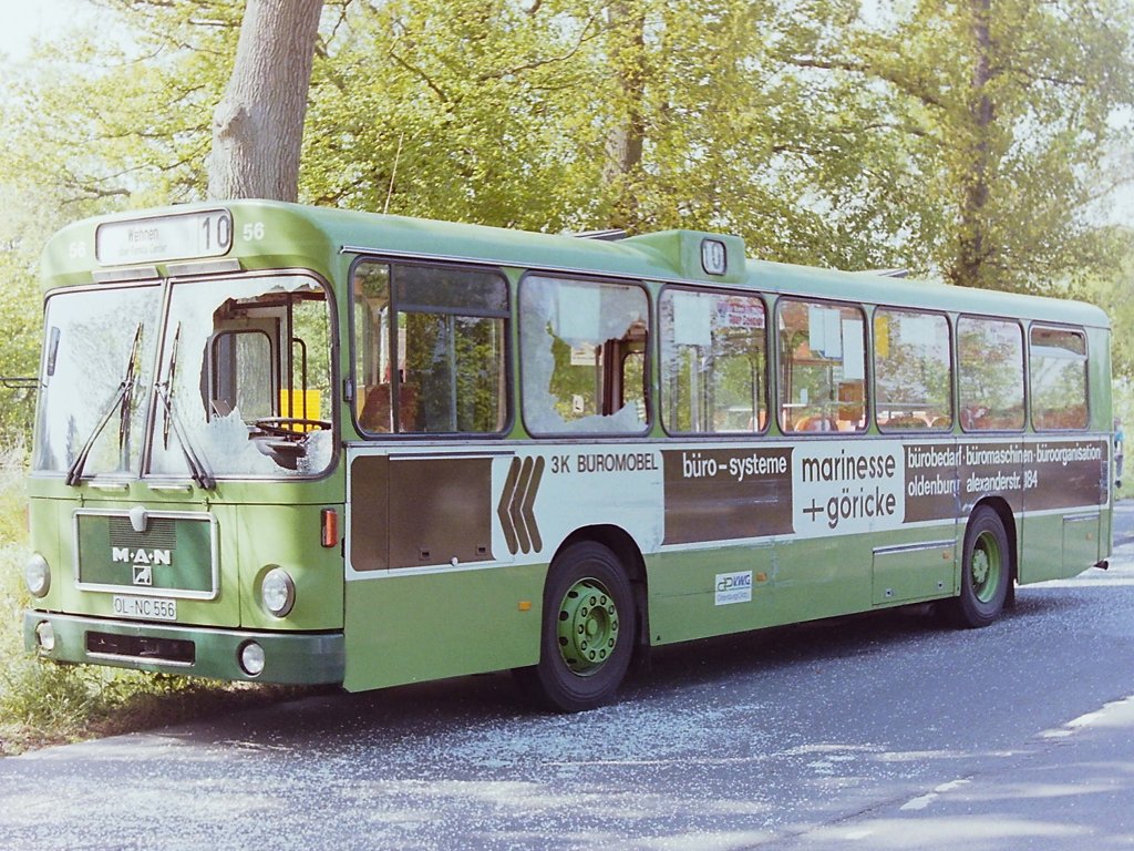 Wagen 56 / Wagen 67. ... es h�tte auch schlimmer kommen k�nnen. Die Busse schrammten f�rmlich aneinander vorbei, wie zwei Schiffe, die sich in einem engen Kanal begegnen. Dabei schlugen die Au�enspiegel, die jeweils linke Frontscheibe des  gegnerischen  Busses in Scherben, wurden durch die vordere S�ule aus der Verankerung gerissen und zerschlugen dann das jeweils eigene zweite Fenster. 