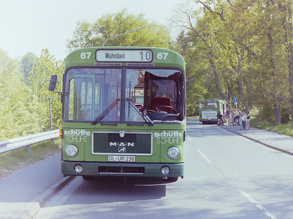 Wagen 56 / Wagen 67. Die Unfallstelle aus der Gegenrichtung. Die Schadensbilder waren ann�hernd identisch und verdeutlichen, dass hier nur wenige Zentimeter gefehlt hatten und die beiden Busfahrer w�ren Auge in Auge kollidiert. W�hrend sich die Karosseriesch�den bei Wagen 67 (mehr Bilder unter Wagen 67, Bj. 1984) auf die vordere S�ule konzentrierten, ...