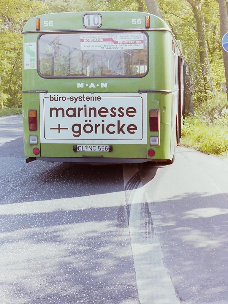 Wagen 56 / Wagen 67. ... trotz einer Vollbremsung und eines Ausweichman�vers des stadteinw�rtsfahrenden Busses, in flachem Winkel auf diesen auftraf. Die Beseitigung der Unfallsch�den war aber nicht der letzte Grund f�r eine neue Lackierung dieses Busses.