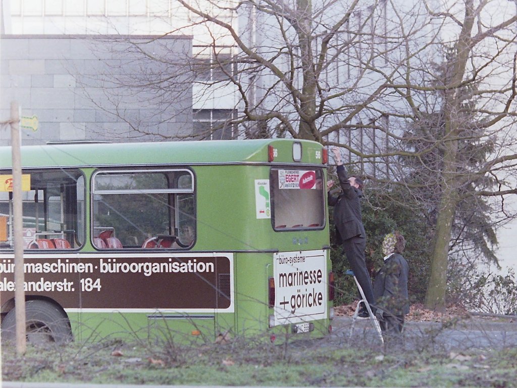 Wagen 56. Gut zu erkennen ist die Ver�nderung auch auf diesem Bild. Kleinere Reparaturen, wie hier am 04.12.83 am Stadtmuseum Ost, das Auswechseln einer Blinkerleuchte, wurden schon mal vom Bereitschaftspersonal erledigt. Im Normalfall sa�en immer zwei Fahrer in der Zentrale am Stadtmuseum, um im Notfall mit Reservebussen, bei Pannen oder Unf�llen mit einem Ersatzbus ausr�cken zu k�nnen. Wie zum Beispiel im August 1988. Als ich zuf�llig mitbekam wie der  Jumbo  das Depot in der Alexanderstra�e verlie�, folgte ich ihm, in der Hoffnung mal das Abschleppman�ver eines liegengebliebenen Busses dokumentieren zu k�nnen. Was ich dann auf der Butjadinger Stra�e vor die Linse bekam hatte ich allerdings nicht erwartet ... 