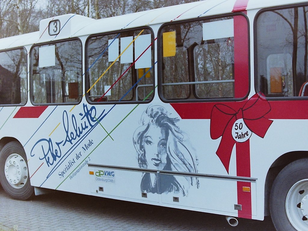 Wagen 57. Alle drei Bilder entstanden im Oktober 1987 in der Wendeschleife der Endstation der Linie 3 in KREYENBR�CK. Dieses Foto zeigt noch mal ein Detail der Lackierung. Der Bus bekam sp�ter, wie alle anderen Fahrzeuge auch silberne Felgen und war mit dieser Werbung bis zu seinem Ausscheiden im Dienst.