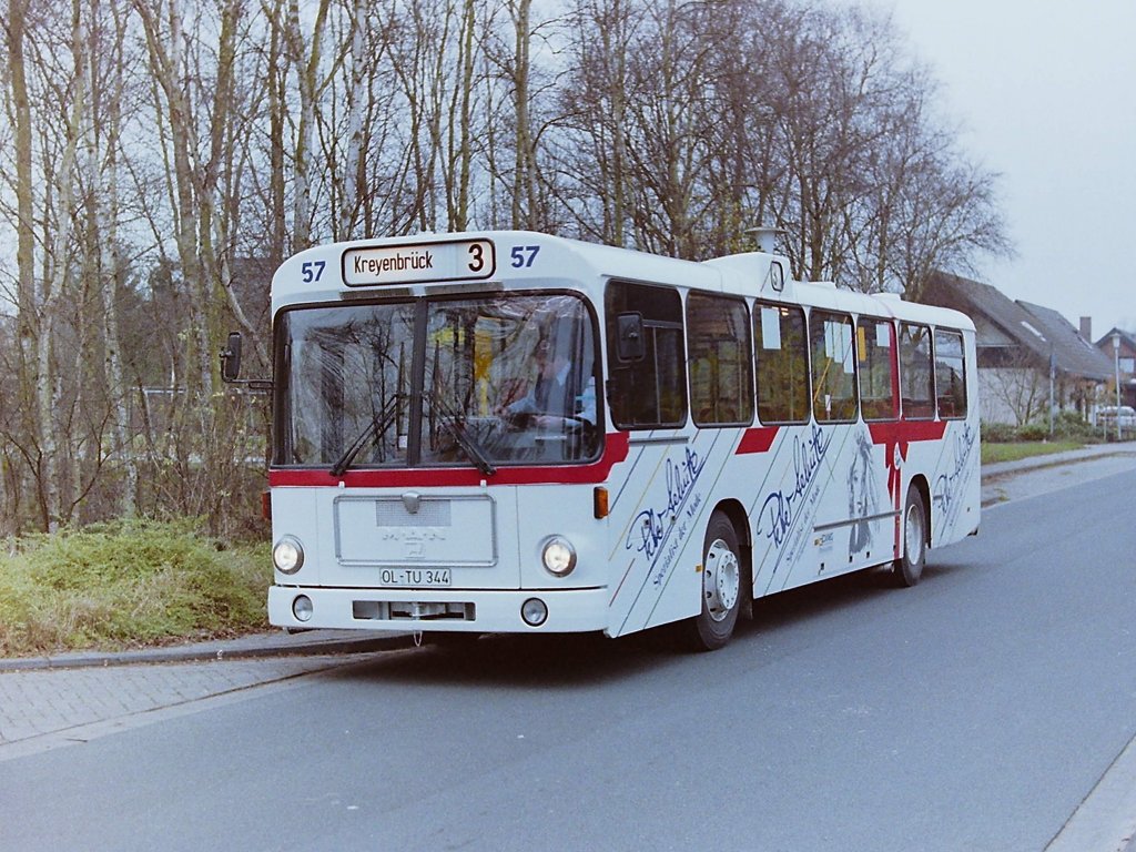 Wagen 57. Aufwendiger waren die Ver�nderungen, die vier Jahre sp�ter notwendig waren. 1987 �bernahm das Modehaus PETER SCH�TTE den Bus. Nachdem dieses Unternehmen ja bereits mit Wagen 123 (Bild-Nr.: 141591), einem MAN SL 192, Bj. 1971, den ersten Bus mit Vollwerbung im Fuhrpark der OVB Pekol laufen hatte, sah man sich wohl der Tradition und der steigenden Anzahl von ganzlackierten Bussen verpflichtet und so pr�sentierte sich Wagen 57, im Oktober 1987 im neuen Gewand. 