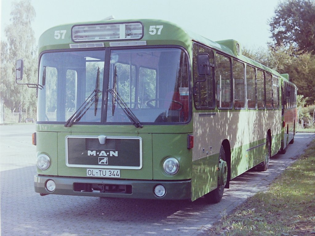 Wagen 57 bis Wagen 62. �u�erlich unterschieden sich die 83er Zulassungen nicht von den Bussen die zwei Jahre zuvor in den Fuhrpark kamen. Die Wagennummern waren etwas gr��er und jetzt den Beschriftungen der Mercedes-Gelenkbusse angeglichen, auf der Fahrerseite war eine zus�tzliche Wartungsklappe, was der Serienreife entsprach. Nur eines passte so gar nicht in das gewohnte Bild : Die Solowagen trugen in aufsteigender Reihenfolge der Wagennummern die Kennzeichen OL-TU 344 bis OL-TU 349, w�hrend der Gelenkbus 158 das Kennzeichen OL-TS 730 und der Wagen 157 nun statt des erwarteten Kennzeichens OL-NC 637, die Kombination OL-TS 731 verpasst bekommen hatte. Jahrelang waren die Busse der Oldenburger Vorortbahnen Pekol, man kann schon sagen traditionell, mit der Kombination  AC  zugelassen worden, bis 1977 der Wechsel zu  NC  erfolgte und nun in einem Jahrgang zwei unterschiedliche Buchstabenkombinationen und kein erkennbarer Bezug mehr zur Wagennummer. War etwa das Privileg bestimmte Kennzeichen zu bekommen, dem Normalb�rger war diese M�glichkeit zu diesem Zeitpunkt ja noch nicht gegeben, eingestellt ? Sparte man durch den Verzicht auf Wunschkennzeichen Geld ? Hat bei den OVB vielleicht einfach jemand geschlafen ? Ich kenne die Antwort nicht, aber bin dankbar f�r jede Information dazu !