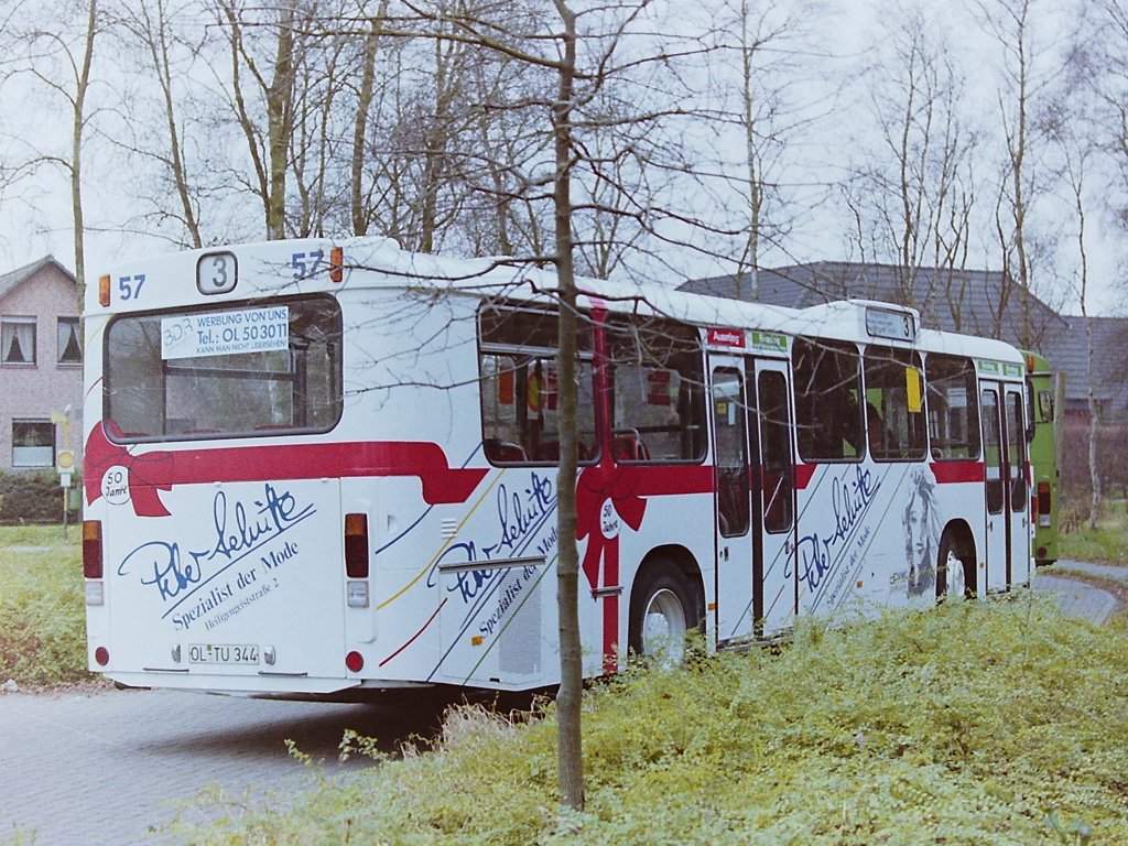 Wagen 57. Die Firma PETER SCH�TTE hatte u.a. ihr 50j�hriges Jubil�um zum Anlass f�r die aufwendige Lackierung genommen. Die rote Schleife erinnert zumnindestens auch an die Lackierung von Wagen 62 ein Jahr vorher, aber dazu sp�ter mehr.