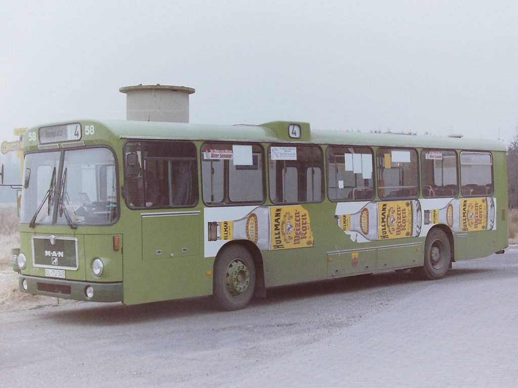 Wagen 58. Auch bei diesem Bus ging st�ndig irgendwo etwas von der Folie verloren, wie auf diesem Foto, aufgenommen im Februar 1986 an der Endstation der Linie 4 IM BROOK, mehr als deutlich zu erkennen ist.
