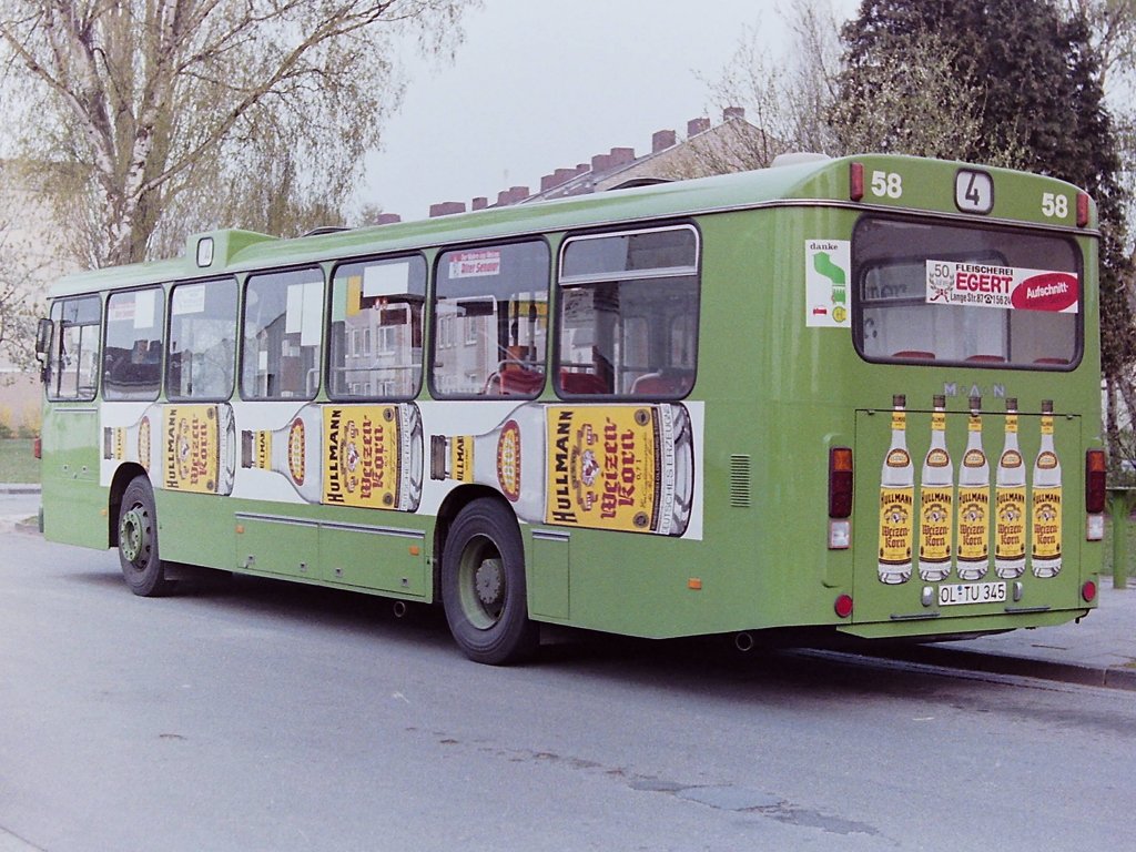Wagen 58. Bereits ein halbes Jahr sp�ter, der Bus steht hier, aufgenommen im April 1984 in der Rennplatzstra�e, ist es mit dem Glanz vorbei und die Routine des Linienbetriebs hat die Fahrzeuge erreicht. In der Regel wurden die Busse bei den OVB Pekol 10, einige 11, in Ausnahmef�llen manchmal auch 12 Jahre eingesetzt. Wagen 58 l�ste, was die Werbung betraf, den Wagen 126 (Bild-Nr.: 142334) aus dem Baujahr 1973 ab. Der Bus geh�rte zur sogenannten Dortmunder Serie und trug die HULLMANN-Werbung �ber seine gesamte Dienstzeit. Bei Wagen 58 hielt die Werbung nicht so lange, denn �hnlich wie bei der BAUHAUS-Reklame der Wagen 41,42,43 und 162, war der Bus nicht lackiert, sondern beklebt.