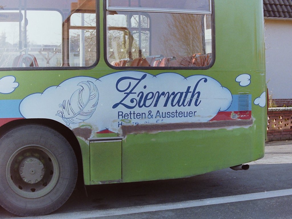 Wagen 59. Im Oktober 1987 wurde der Bus offensichtlich am Heck etwas besch�digt und war eine Zeitlang mit dieser ramponierten Werbung unterwegs.