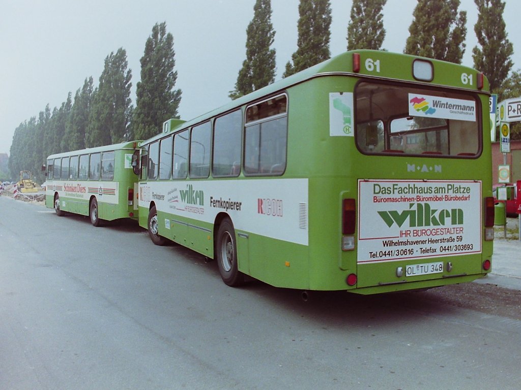 Wagen 61. ... aufgenommen im Jahr 1992, steht der Bus als Einsatzwagen im Park-Ride-Verkehr an der Weser-Ems-Halle. Jetzt mit der Zusatzwerbung f�r RICOH-Kopierer. Die Beschriftung der Heckklappe blieb unver�ndert, bis ...