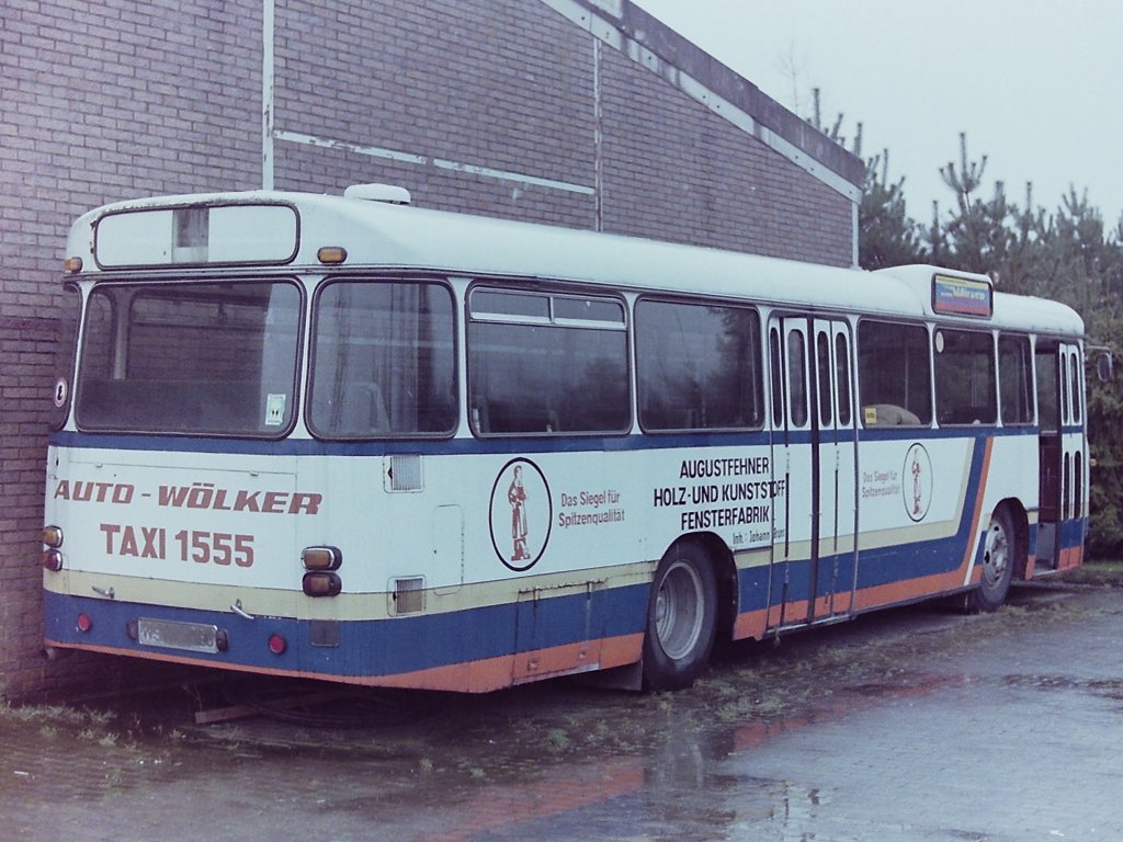 Wagen 61-79, Bj/EZ: 1967-1968. Rein zuf�llig stie� ich im Oktober 1987 auf diesen ehemaligen Bus der Oldenburger Vorortbahnen Pekol. Er ist hier stellvertretend f�r insgesamt 19 Fahrzeuge des Typ MAN 750 HO-M 11A abgebildet, die in den Jahren 1967 (61-68) und 1968 (69-79) angeschafft wurden. Der unter dem Namen Metrobus bekannt gewordene Stadtbus gilt als Vorl�ufer der sp�ter entwickelten V�V-Busse. Die Typenbezeichnung steht f�r eine Nutzlast von 7 Tonnen, bei einer Motorleistung von 150 PS. Der Hinweis HO f�r Heckmotor-Omnibus w�re heute �berfl�ssig. M 11 steht f�r eine Fahrzeugl�nge von 11 Metern. Der letzte Zusatz  A  weist auf die breiten, viergliedrigen T�ren hin. Ich bin erst 1972 nach Oldenburg gezogen aber kann mich noch dunkel an eine Fahrt in diesen Bussen erinnern. Ebenfalls 1967 wurde der Fuhrpark um ein Fahrzeug der Gelenkbusvariante erweitert. Dieser Bus, Typenbezeichnung 890 UG-M 16A (also 8 Tonnen, 190 PS, Unterflurgelenkbus, 16 Meter lang, breite T�ren) wurde unter den Mitarbeitern bei Pekol wegen seiner bulligen Form nur  der Panzer  genannt. Der abgebildete Bus wurde mir damals zum Kauf angeboten. Heute �rgere ich mich nicht zugeschlagen zu haben, denn das Fahrzeug w�re als Verbindungsglied zwischen den Eigenbauten von Theodor Pekol und den ersten Bussen des Typ SL I ein Meilenstein und damit heute von gro�em Wert gewesen. 