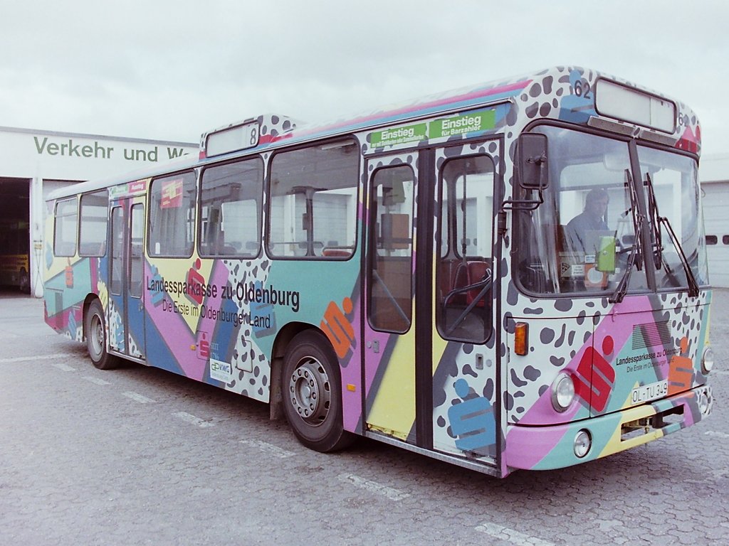 Wagen 62. ... �nderte die LzO die Werbung sp�ter erneut. Mit einem v�llig anderen, etwas moderneren Aussehen versuchte man jetzt mit dem Fahrzeug besonders die junge Generation von Sparern oder zuk�nftigen Bankkunden auf sich aufmerksam zu machen.